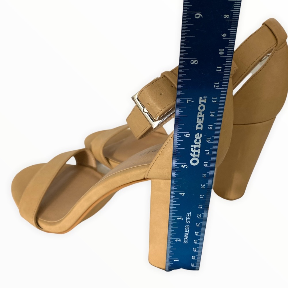 Beautiful NEW Torrid heels size 11 😍